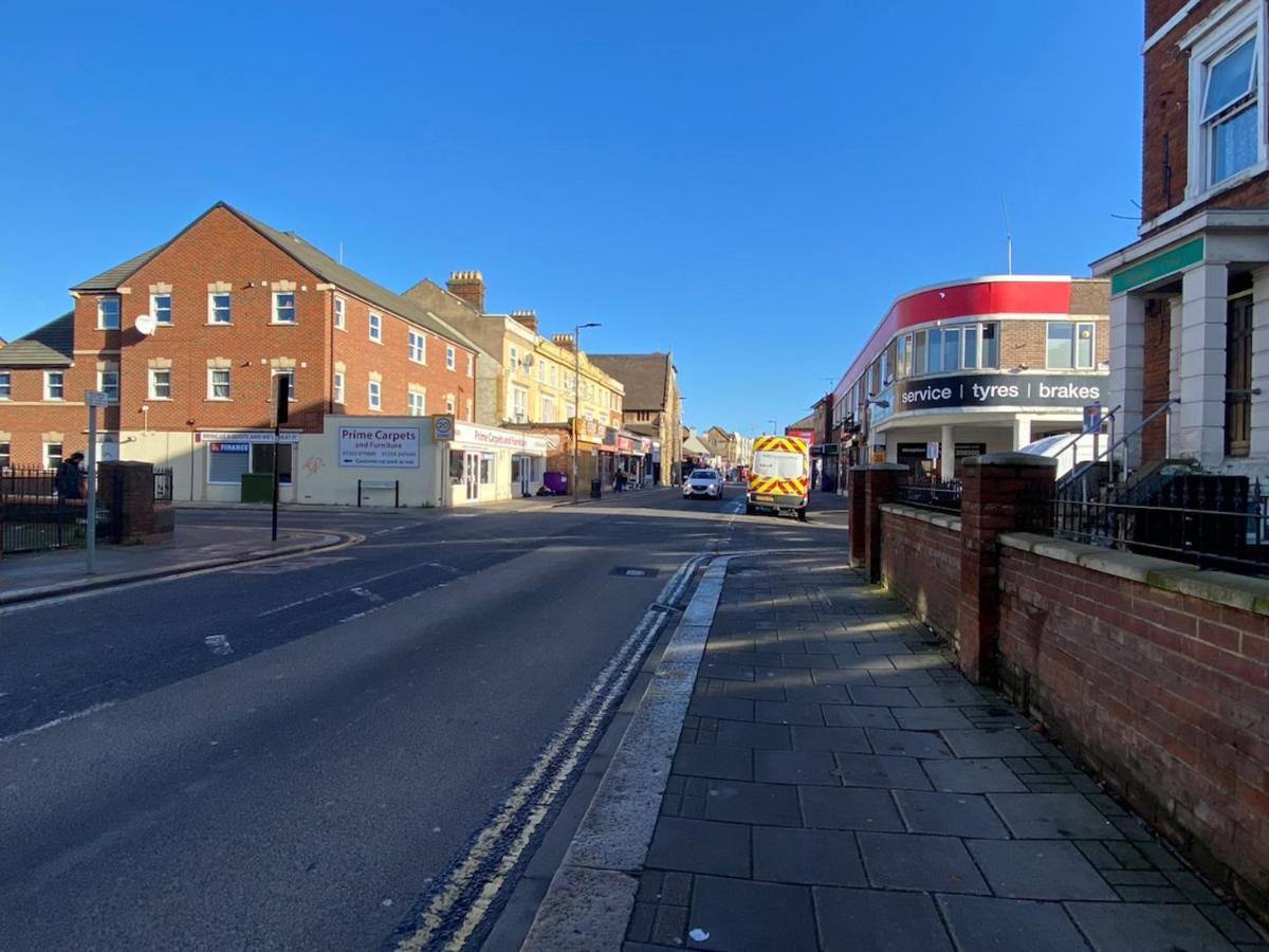 Convenient Contractor Stay Free Parking Walk To Weatherspoons Bedford Bagian luar foto