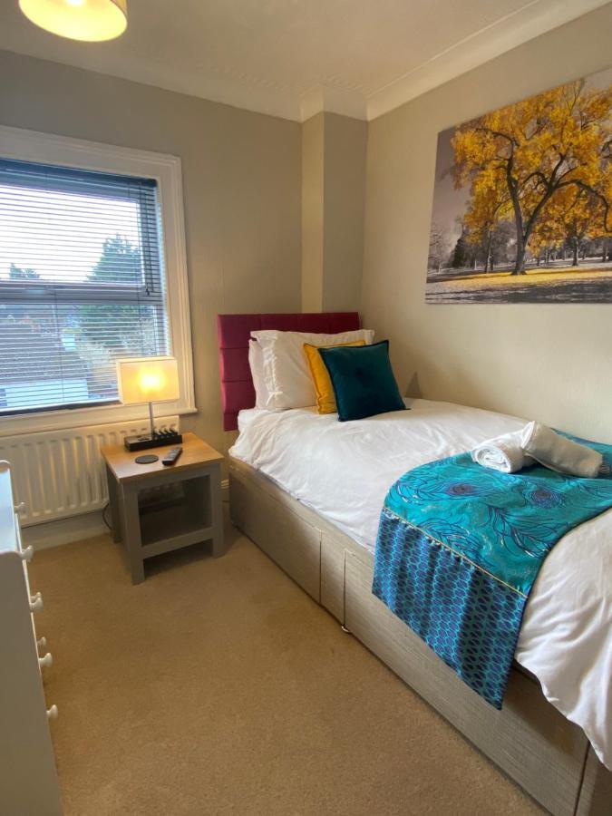 Convenient Contractor Stay Free Parking Walk To Weatherspoons Bedford Bagian luar foto