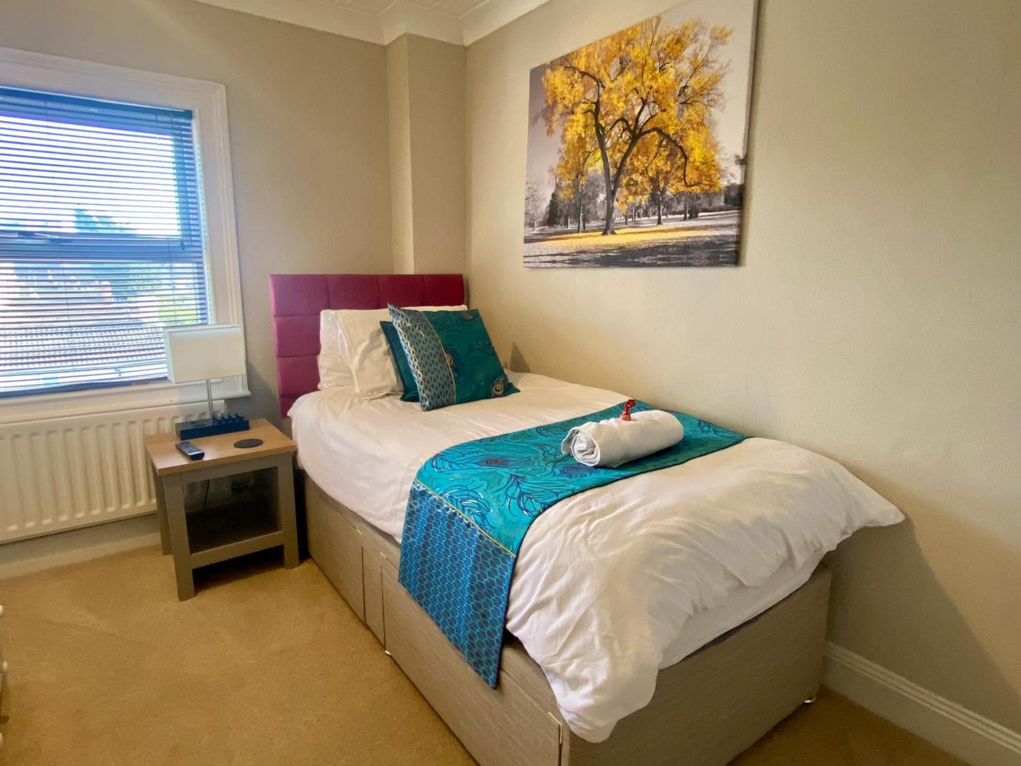 Convenient Contractor Stay Free Parking Walk To Weatherspoons Bedford Bagian luar foto